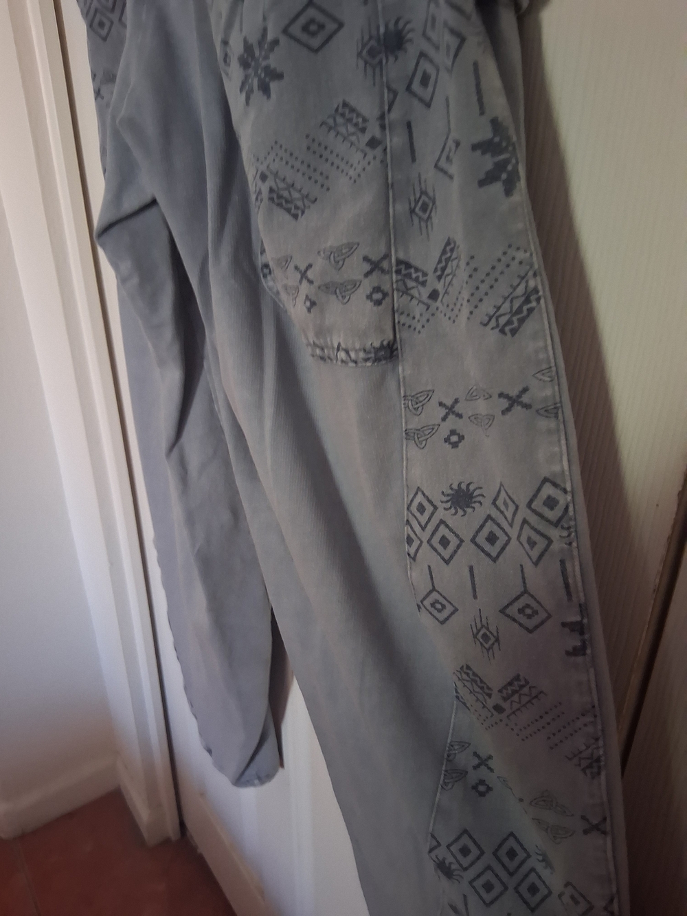 easel Wide Leg Pants in Light Gray with Embroidered Pockets - Picture 5 of 7
